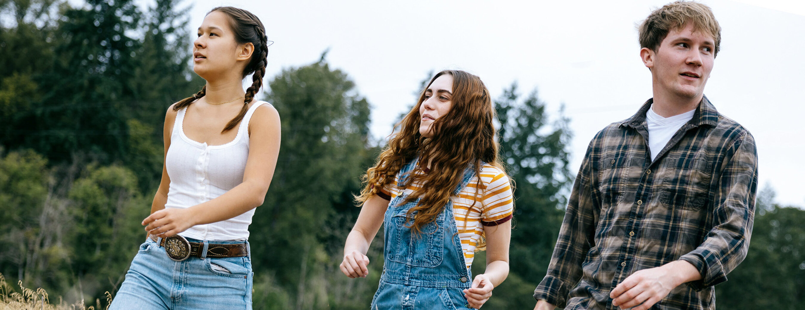 Gruppe junger Menschen in ländlicher Umgebung.
